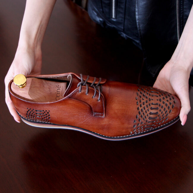 Prawidło do butów drewniane w eleganckim męskim bucie